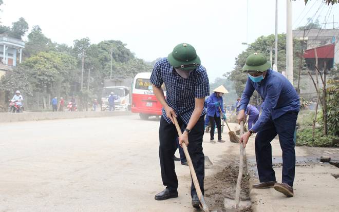 Lãnh đạo huyện Yên Bình cùng gần 400 cán bộ, người dân dọn vệ sinh môi trường trên tuyến đường Hương Lý thị trấn Yên Bình.